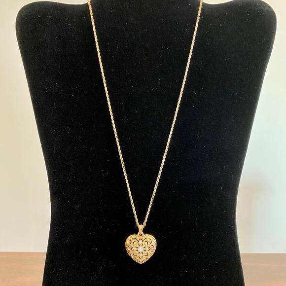 AVON Vintage Heart Necklace (New In Box) - Picture 5 of 7